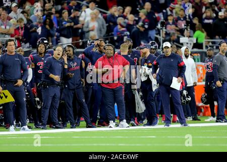 Houston, Texas, USA. 1. Dez, 2019. Houston Texans defensive Coordinator Romeo Crennel (rot) Uhren Aktion aus dem Nebenerwerb während der NFL regular season Spiel zwischen den Houston Texans und die New England Patriots auf NRG Stadion in Houston, TX am 1. Dezember 2019. Credit: Erik Williams/ZUMA Draht/Alamy leben Nachrichten Stockfoto