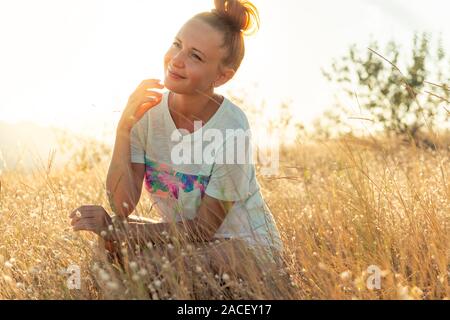 Schönheit Mädchen im Freien genießen Natur Stockfoto