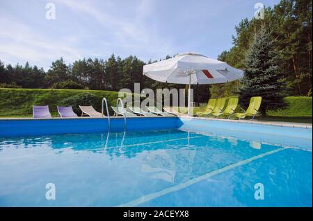 Outdoor inground Wohn- pool im Hinterhof. Stockfoto