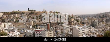 Panoramablick auf die Innenstadt von Amman, Jabal Al Qalah und die Zitadelle, von Jabal Amman aus. Jabal Amman, Amman, Jordanien, Naher Osten Stockfoto