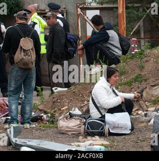 Polizei- und Beamte der Agentur, die Räumung von rumänischen Einwanderer aus einem Elendsviertel auf einem verlassenen Ort an der ehemaligen Hendon United Football Ground in North West London gebaut. Stockfoto
