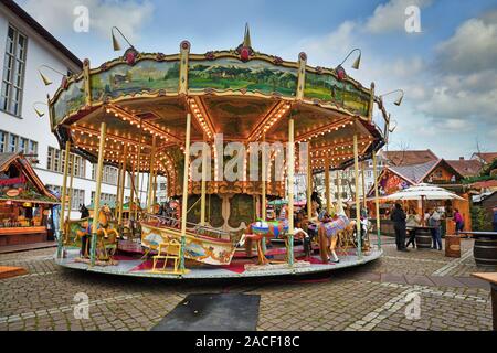 Antikes Karussell als Teil der traditionellen Weihnachtsmarkt am Universitätsplatz in Heidelberg City Centre Stockfoto