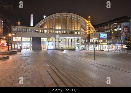 Helsinki, Finnland - 30. November 2019: Nacht zum Kulturzentrum Tennispalatsi, das Kultur- und Freizeitzentrum in Kamppi. Das im Jahre 1938 erbaute funktionalistischen Stockfoto