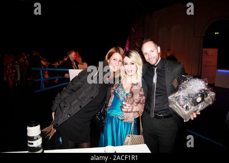 Ayfer Arslan und Balian Buschbaum mit Partnerin bei der Charity Gala-SK-WelcomeHome in der Reithalle in München am Stockfoto