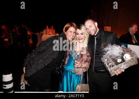 Ayfer Arslan und Balian Buschbaum mit Partnerin bei der Charity Gala-SK-WelcomeHome in der Reithalle in München am Stockfoto