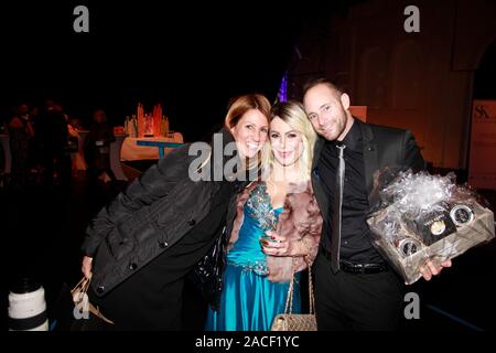 Ayfer Arslan und Balian Buschbaum mit Partnerin bei der Charity Gala-SK-WelcomeHome in der Reithalle in München am Stockfoto