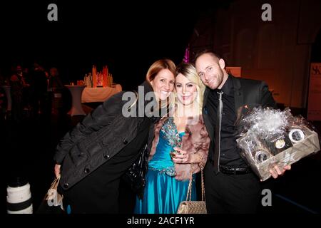 Ayfer Arslan und Balian Buschbaum mit Partnerin bei der Charity Gala-SK-WelcomeHome in der Reithalle in München am Stockfoto