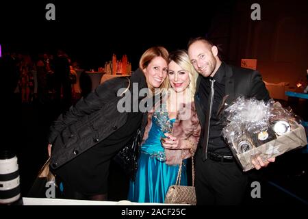 Ayfer Arslan und Balian Buschbaum mit Partnerin bei der Charity Gala-SK-WelcomeHome in der Reithalle in München am Stockfoto