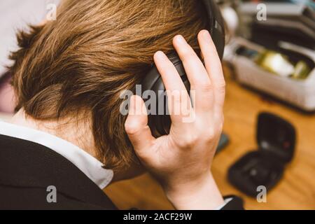 Paris, Frankreich, 30. Oktober 2019: Ansicht von Frau Hände testen Beats Pro mit aktiver Geräuschunterdrückung für Immersive Sound Stockfoto