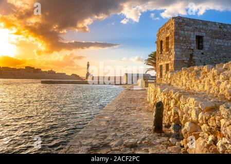Die schönen alten Hafen von Chania mit dem erstaunlichen Leuchtturm, Moschee, venezianischen Werften, bei Sonnenuntergang, Kreta, Griechenland. Stockfoto
