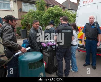 Polizei- und Beamte der Agentur, die Räumung von rumänischen Einwanderer aus einem Elendsviertel auf einem verlassenen Ort an der ehemaligen Hendon United Football Ground in North West London gebaut. Stockfoto