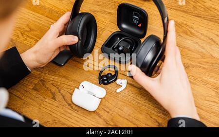 Paris, Frankreich, 30. Oktober 2019: Ansicht von Frau Hände unboxing neue Apple Computer AirPods pro Kopfhörer mit aktiver Geräuschunterdrückung für Immersive Sound - Stockfoto