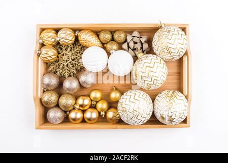 Sammlung von Christbaumschmuck isoliert auf weißem Hintergrund. Stockfoto