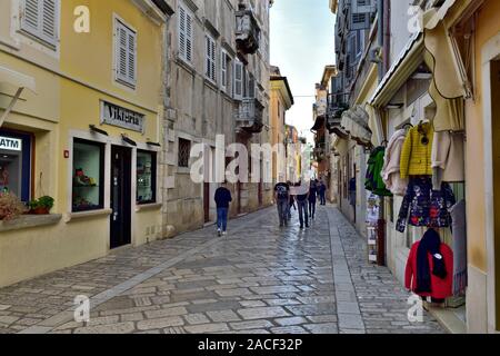 Street Scene von Marmor gepflasterte hauptsächlich Fußgängerzone (Ul. Decumanus) in der Altstadt von Porec, Kroatien Stockfoto