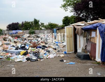 Polizei- und Beamte der Agentur, die Räumung von rumänischen Einwanderer aus einem Elendsviertel auf einem verlassenen Ort an der ehemaligen Hendon United Football Ground in North West London gebaut. Stockfoto