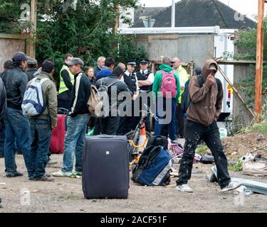 Polizei- und Beamte der Agentur, die Räumung von rumänischen Einwanderer aus einem Elendsviertel auf einem verlassenen Ort an der ehemaligen Hendon United Football Ground in North West London gebaut. Stockfoto