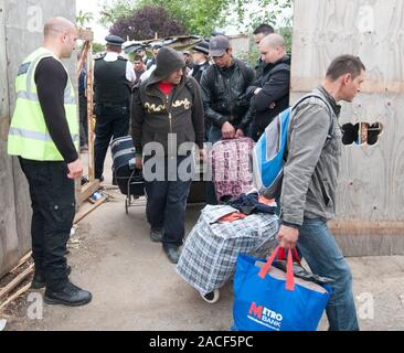 Polizei- und Beamte der Agentur, die Räumung von rumänischen Einwanderer aus einem Elendsviertel auf einem verlassenen Ort an der ehemaligen Hendon United Football Ground in North West London gebaut. Stockfoto