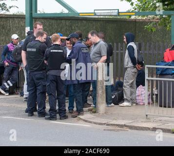 Polizei- und Beamte der Agentur, die Räumung von rumänischen Einwanderer aus einem Elendsviertel auf einem verlassenen Ort an der ehemaligen Hendon United Football Ground in North West London gebaut. Stockfoto