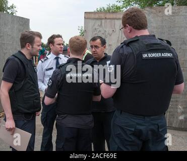 Polizei- und Beamte der Agentur, die Räumung von rumänischen Einwanderer aus einem Elendsviertel auf einem verlassenen Ort an der ehemaligen Hendon United Football Ground in North West London gebaut. Stockfoto