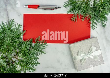 Bereit zum Schreiben auf rotem Papier möchten oder Aufgabenliste auf Marmor Hintergrund für Weihnachten. Stockfoto
