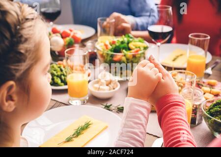 Nahaufnahme Bild. Gebet vor dem Essen, Katholiken beten. Stockfoto