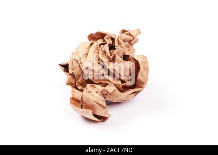 Zerknitterte Handwerk Blatt Papier auf isolierten Hintergrund. Stockfoto