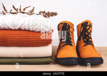 Stapel der warme Kleidung auf dem Tisch. Stockfoto