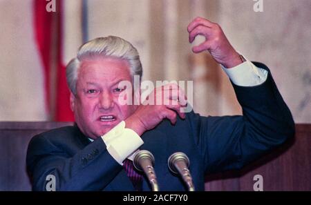 Der russische Präsident Boris Jelzin (1931-2007) im Gespräch mit den Medien nach der Unterzeichnung des Alma-Ata Protokolle, die Schaffung der Gemeinschaft Unabhängiger Staaten (GUS) 1991. Stockfoto