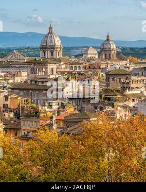 Skyline Roms im Herbst Jahreszeit als vom Castel Sant'Angelo gesehen, mit den Kuppeln der Kirchen von Sant'Andrea Della Valle San Carlo ai Catinari Stockfoto