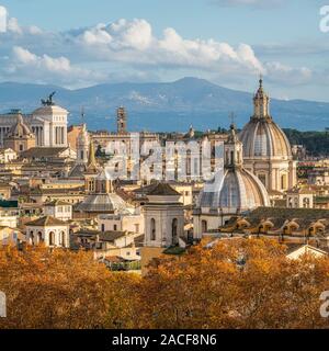 Skyline Roms im Herbst Jahreszeit, wie vom Castel Sant'Angelo gesehen, mit der Kuppel des heiligen Agnese Kirche, Campidoglio und der Altare della Patria Stockfoto