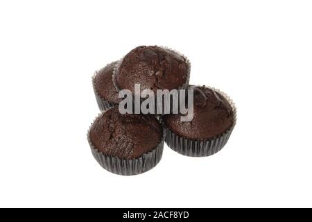 Vier Schokolade Muffins isoliert auf Weiss. Stockfoto