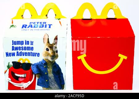 McDonald's Happy Meal Karton mit PETER RABBIT 2018 Animationsfilm. McDonald's ist eine fast food Kette Stockfoto