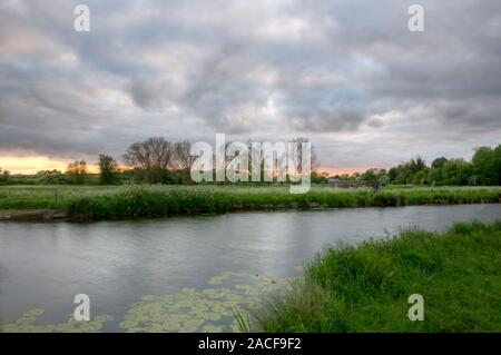 Sturmwolken sammeln sich über den Fluss Stour und blicken auf den alten Kandelkasten aus dem zweiten Weltkrieg. Stockfoto