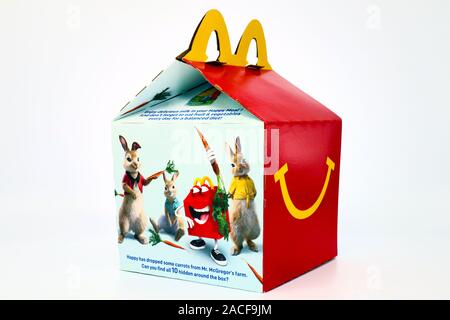 McDonald's Happy Meal Karton mit PETER RABBIT 2018 Animationsfilm. McDonald's ist eine fast food Kette Stockfoto