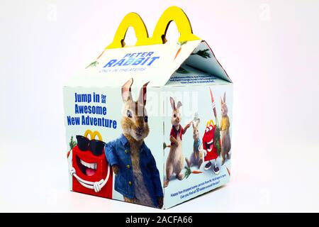 McDonald's Happy Meal Karton mit PETER RABBIT 2018 Animationsfilm. McDonald's ist eine fast food Kette Stockfoto
