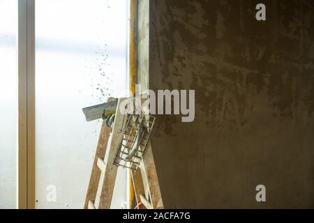 Tools für die Arbeit mit kalkputz. Kalkputz ist eine ökologische Alternative ohne chemische Zusätze Stockfoto