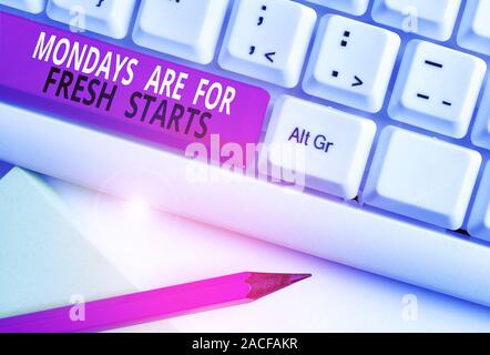 Konzeptionelle Hand schreiben Montags angezeigt sind, Frische beginnt. Begriff Sinne wieder jede Woche einen guten Morgen weiß PC-Tastatur mit Hinweis p Stockfoto