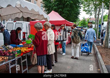 Frankreich, Pays de la Loire, Forez, Montbrison, Markt, Markt, produzieren, Händler, Märkte, Marktstände, Stockfoto