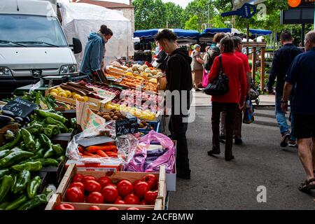 Frankreich, Pays de la Loire, Forez, Montbrison, Markt, Markt, produzieren, Händler, Märkte, Marktstände, Stockfoto