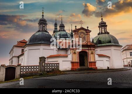 Barocke Klokoty Kirche und Kreuzgang. Stadt Tabor, Tschechische Republik. Stockfoto