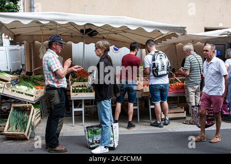 Frankreich, Pays de la Loire, Forez, Montbrison, Markt, Markt, produzieren, Händler, Märkte, Marktstände, Stockfoto