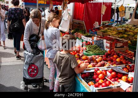 Frankreich, Pays de la Loire, Forez, Montbrison, Markt, Markt, produzieren, Händler, Märkte, Marktstände, Stockfoto