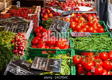 Frankreich, Pays de la Loire, Forez, Montbrison, Markt, Markt, produzieren, Händler, Märkte, Marktstände, Tomaten, Stockfoto