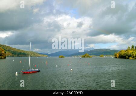 Aussicht auf den See Windermere Bowness-on-Windermere eine touristische Stadt in Cumbria Stockfoto