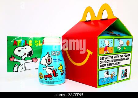 McDonald's Happy Meal Karton mit Snoopy ein Erdnüsse Zeichen. McDonald's ist eine fast food Kette Stockfoto