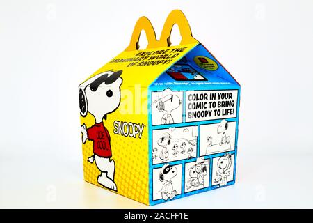 McDonald's Happy Meal Karton mit Snoopy ein Erdnüsse Zeichen. McDonald's ist eine fast food Kette Stockfoto