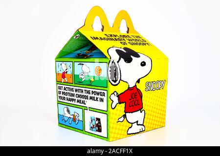 McDonald's Happy Meal Karton mit Snoopy ein Erdnüsse Zeichen. McDonald's ist eine fast food Kette Stockfoto