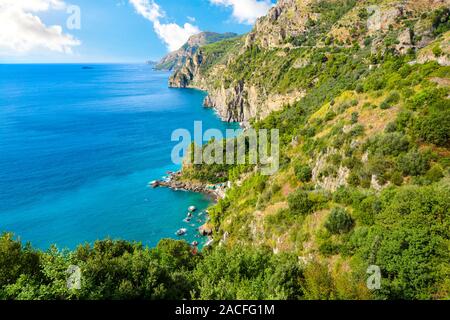 Ein Blick von der berühmten Amalfiküste fahren Sie in Richtung der Klippen, die Berge, die Küste, die Strände und das Mittelmeer in der Nähe von Sorrento, Italien Stockfoto