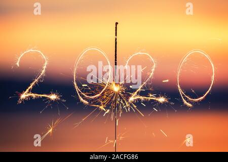 Neue Jahr morgen 2020 am Strand. Fischerboot und Sunrise Stockfoto