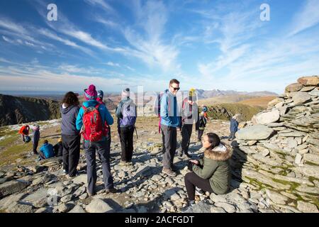 Wanderer auf Coniston Alter Mann im Lake District, England. Stockfoto